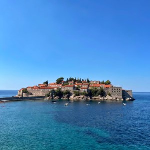 Sveti Stefan et Budva, sur la côte adriatique du Monténégro 🇲🇪 🌊.#montenegro